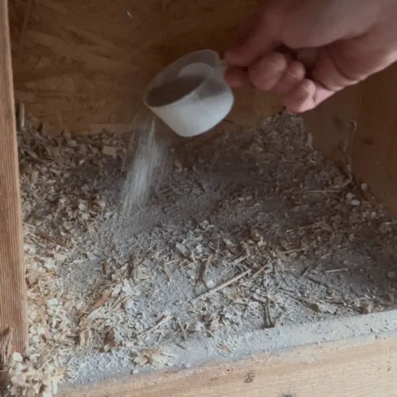 Vulkamin Stenmjöl 2 kg – Minimerar ammoniak i hönshus